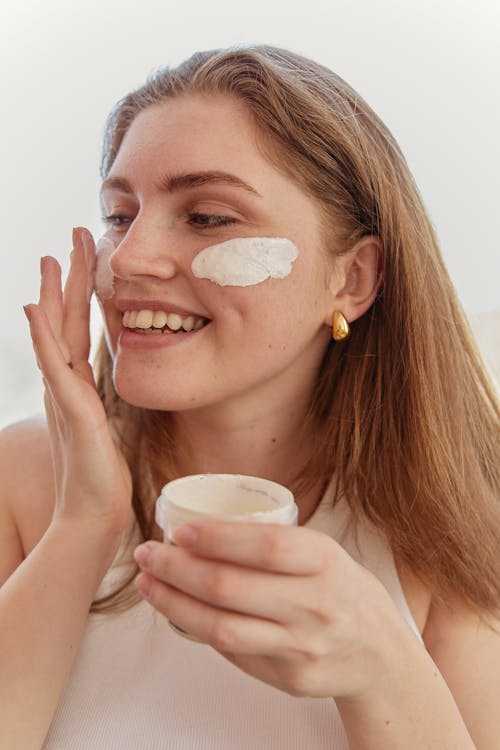 Contorno de ojos: por qué necesitas un producto específico y cómo aplicarlo bien