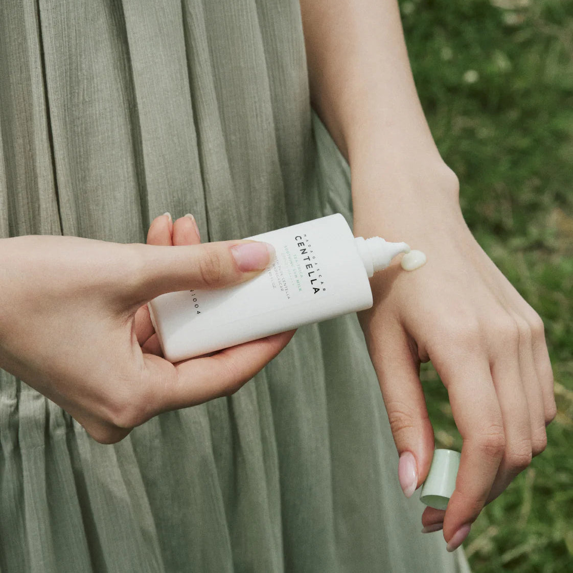 SKIN1004 Tea-Trica Soothing Sun Milk SPF50+ | Protector Solar Coreano para Piel con Acné