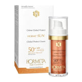 La Crema Global Protect SPF 50+ de Horme es un producto de cuidado solar avanzado diseñado para proteger la piel de los dañinos rayos UVA y UVB del sol. Con su alto factor de protección solar SPF 50+, esta crema ayuda a prevenir el envejecimiento prematuro de la piel, las quemaduras solares y el daño causado por los rayos ultravioleta.