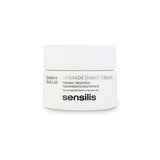 Renueva tu piel mientras duermes con nuestra exclusiva Sensilis Upgrade Crema de Noche Tratamiento Reafirmante, disponible solo en nuestra tienda, DermaBella. Esta crema de noche ha sido cuidadosamente formulada para proporcionar una hidratación intensiva y mejorar la firmeza de la piel durante el proceso de regeneración nocturna.